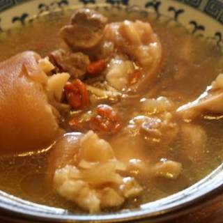 当归枸杞炖猪蹄