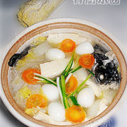 砂锅什锦鲫鱼汤