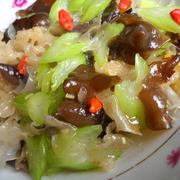 银耳西芹枸杞子