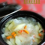 雪耳枸杞煲香梨