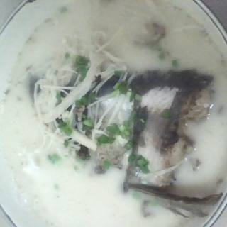 鱼头金针菇汤