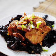 红烧鳕鱼炖木耳