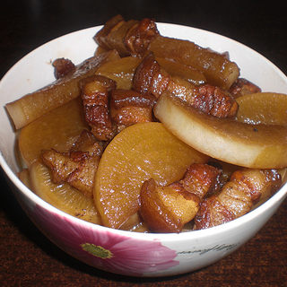 五花肉炖白萝卜