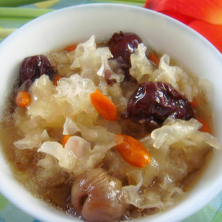 银耳桂圆红枣枸杞羹