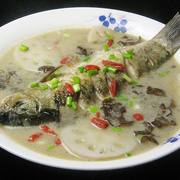 黑木耳莲藕鲫鱼汤