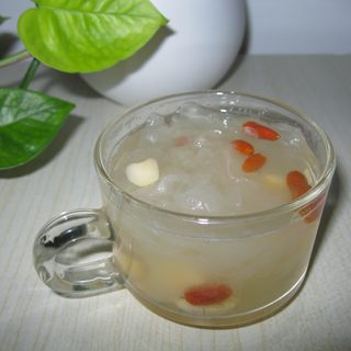 枸杞银耳莲子糖水