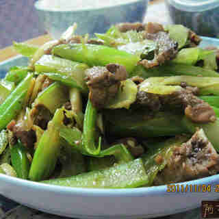芹菜炒骨头肉