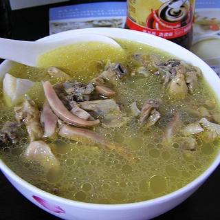 墨鱼鸡架汤