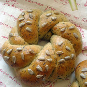 黑豆枸杞花环面包