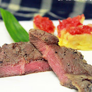 牛排佐烤蕃茄土豆泥