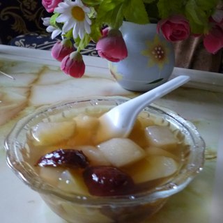 雪莲蜜梨红枣汤