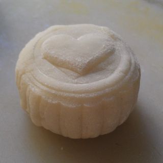 紫薯双仁冰皮月饼