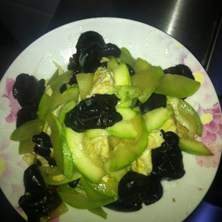 西葫芦木耳炒鸡蛋