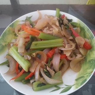 洋葱芹菜炒肉丝