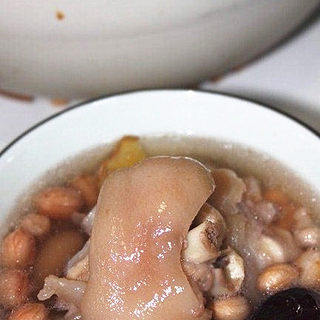 红枣花生猪蹄汤