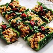 酱料肉末黄瓜卷