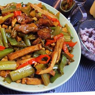芹菜五花肉炒豆干
