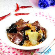 肉片木耳烩猪血