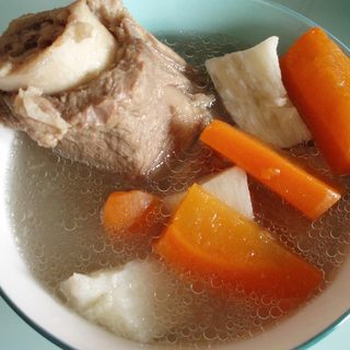 胡萝卜枸杞猪骨汤