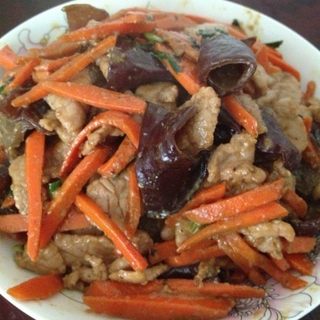 胡萝卜木耳炒肉片