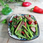 腊肉炒手撕空心菜