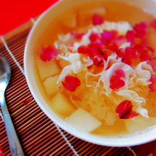 雪梨银耳玫瑰养颜汤