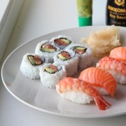 三文魚(yú)和熟蝦壽司