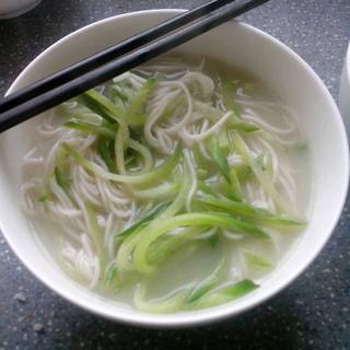 萝卜丝鸡汤面