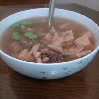 莲藕花生米排骨汤