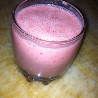 酸奶鲜草莓奶昔