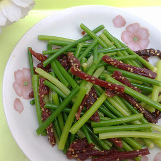 嫩蒜苗拌香辣猪肉条