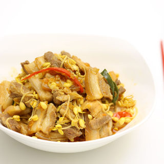 五花肉炒黄豆芽