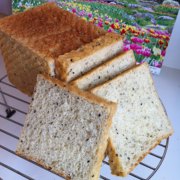 牛奶鸡蛋黑芝麻吐司