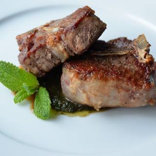 香煎羊排配薄荷奶酪酱