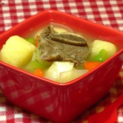 土豆红萝卜小排炖汤