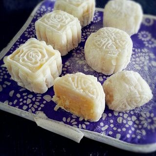 奶黄椰丝冰皮月饼