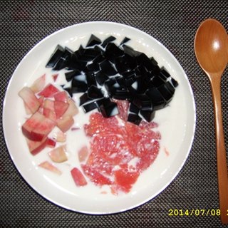 牛奶蜜桃龟苓膏